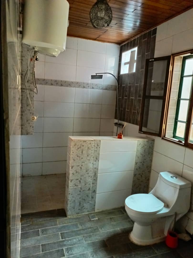 Maison (Villa) à louer - Yaoundé, Bastos, Golf - 1 salon(s), 6 chambre(s), 5 salle(s) de bains - 1 800 000 FCFA / mois