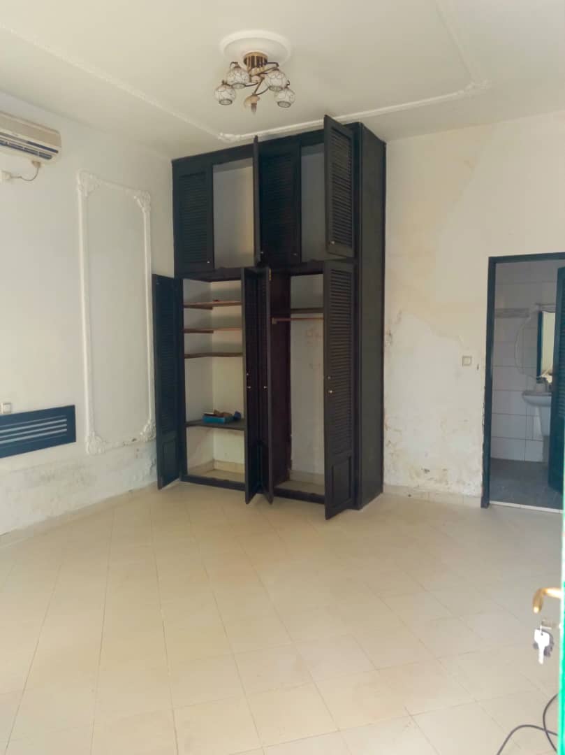 Maison (Villa) à louer - Yaoundé, Bastos, Golf - 1 salon(s), 6 chambre(s), 5 salle(s) de bains - 1 800 000 FCFA / mois