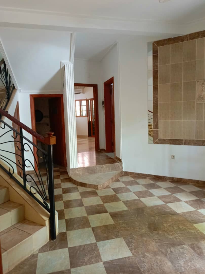 Maison (Villa) à louer - Yaoundé, Bastos, Golf - 1 salon(s), 6 chambre(s), 5 salle(s) de bains - 1 800 000 FCFA / mois