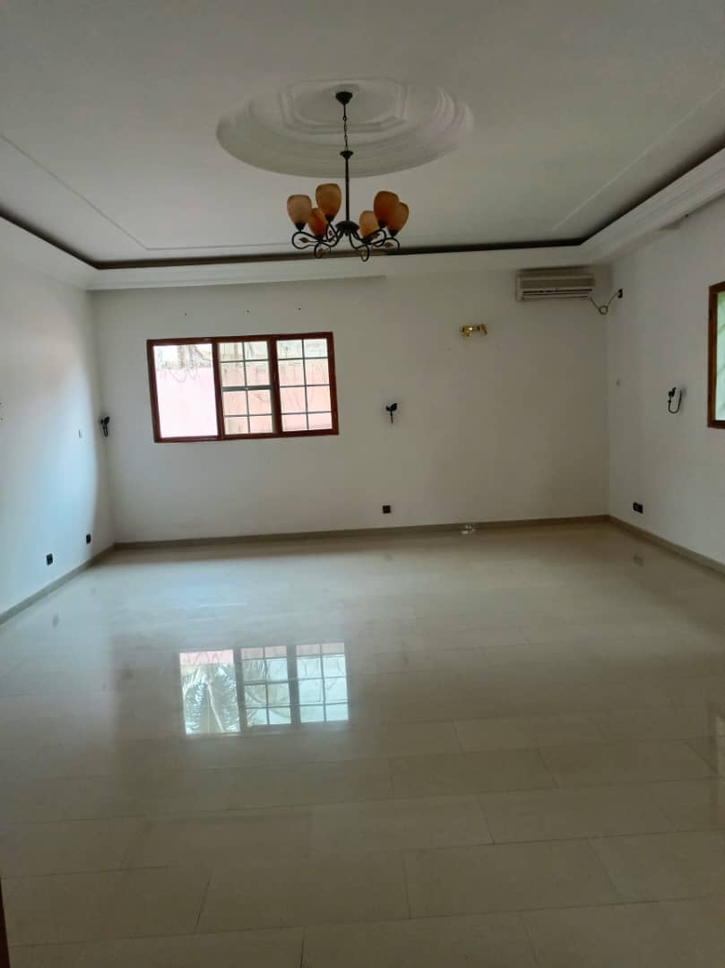 Maison (Villa) à louer - Yaoundé, Bastos, Golf - 1 salon(s), 6 chambre(s), 5 salle(s) de bains - 1 800 000 FCFA / mois