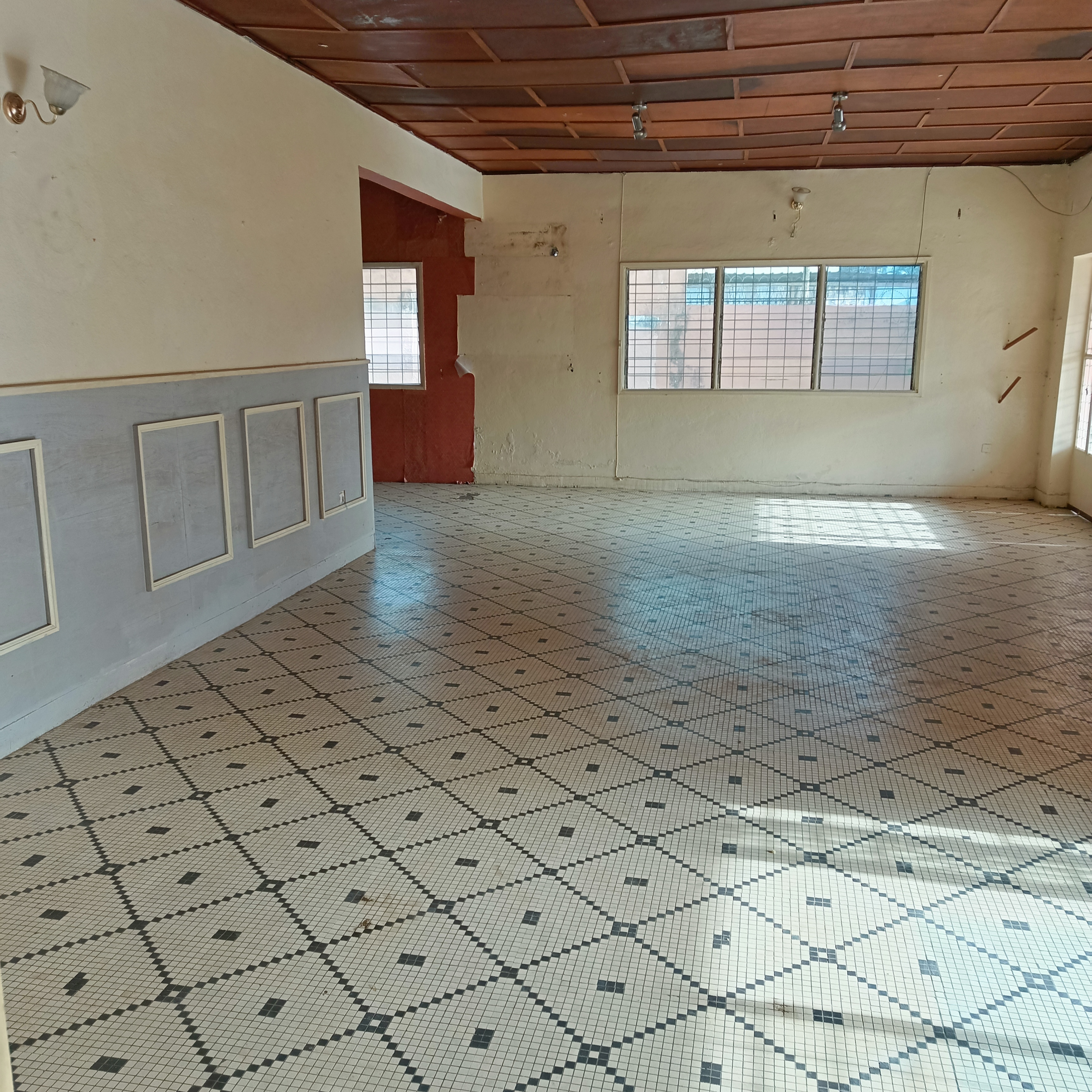Maison (Villa) à vendre - Yaoundé, Bastos, Bastos ( maison avec 4 chambres,une dépendance) - 1 salon(s), 4 chambre(s), 3 salle(s) de bains - 400 000 000 FCFA
