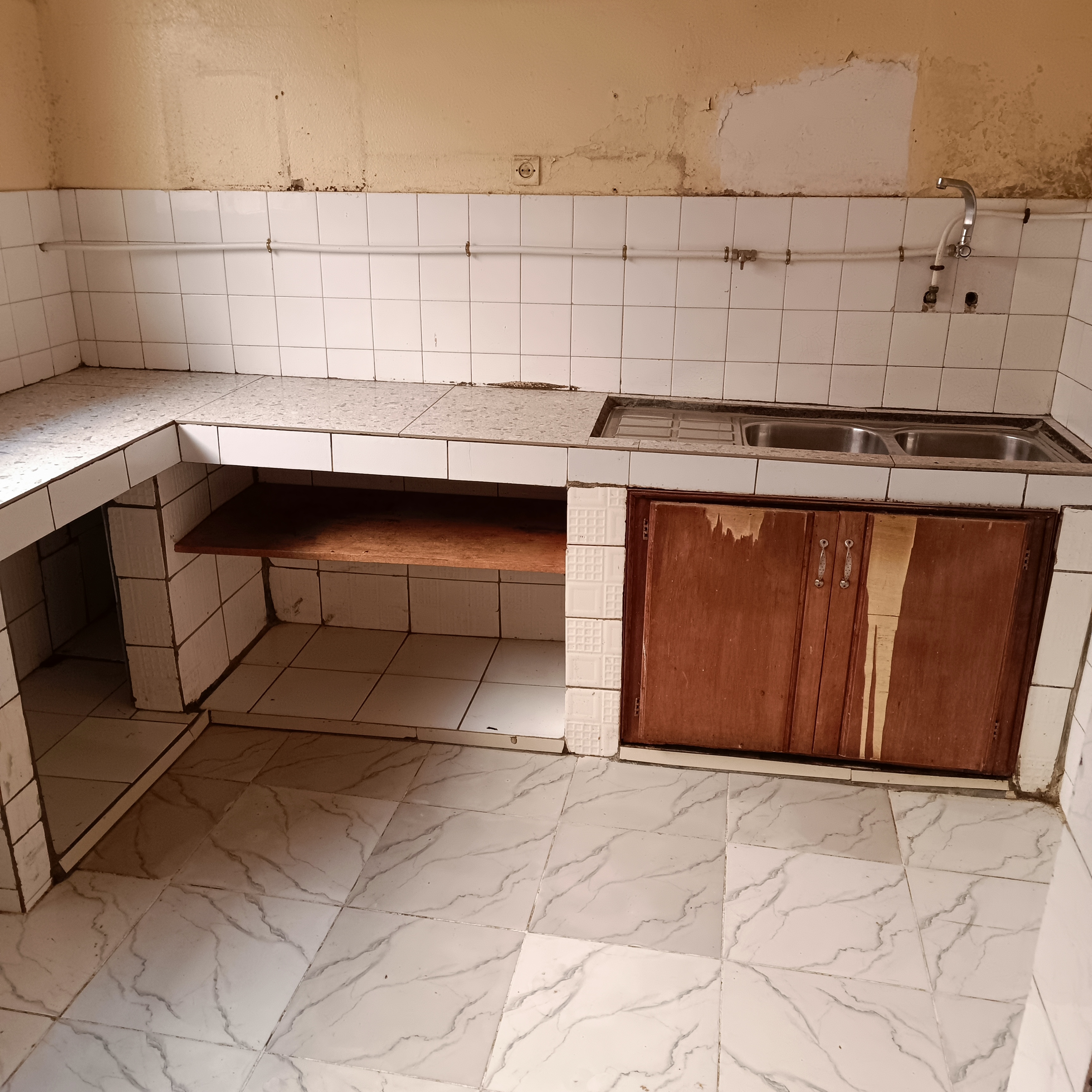 Maison (Villa) à vendre - Yaoundé, Bastos, Bastos ( maison avec 4 chambres,une dépendance) - 1 salon(s), 4 chambre(s), 3 salle(s) de bains - 400 000 000 FCFA