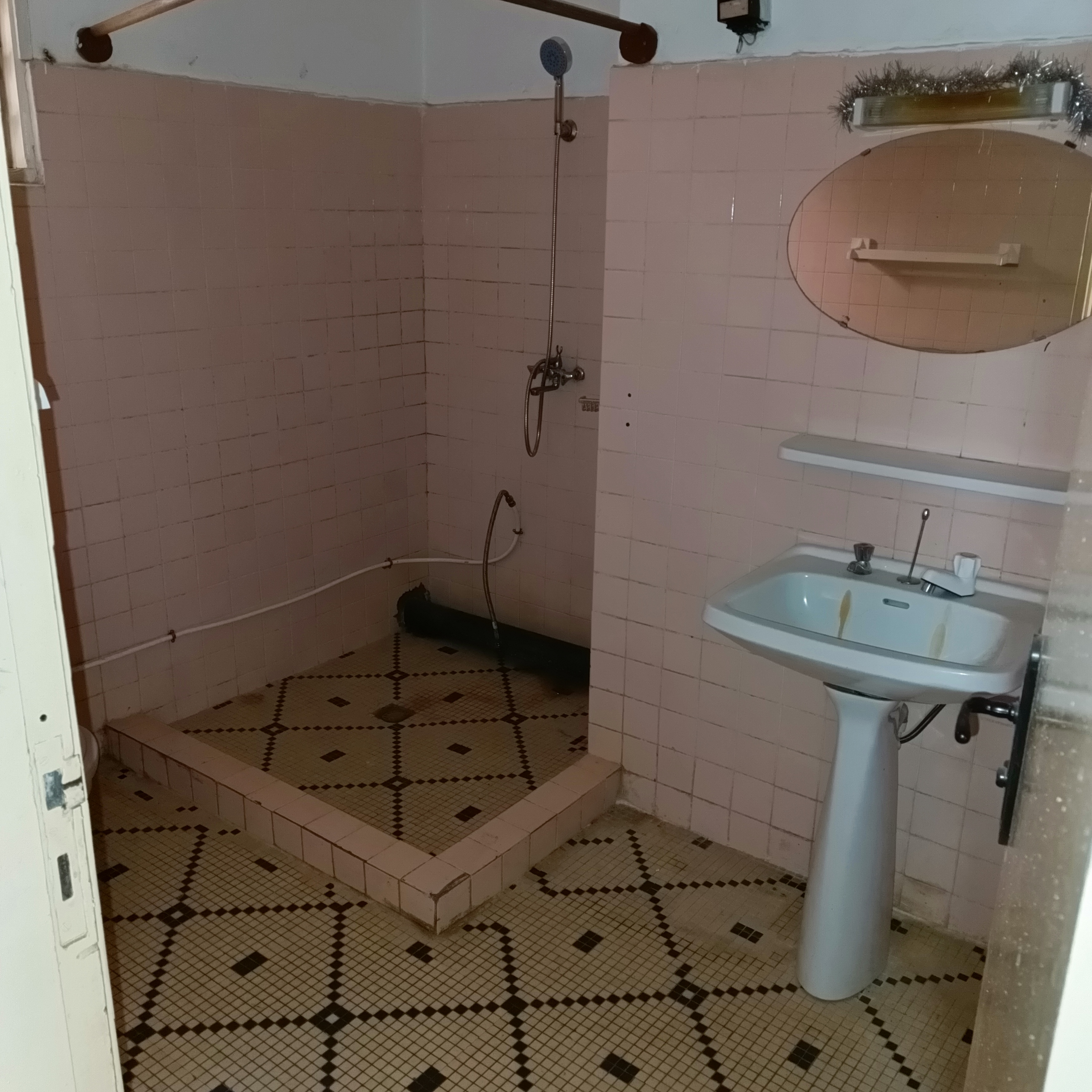 Maison (Villa) à vendre - Yaoundé, Bastos, Bastos ( maison avec 4 chambres,une dépendance) - 1 salon(s), 4 chambre(s), 3 salle(s) de bains - 400 000 000 FCFA