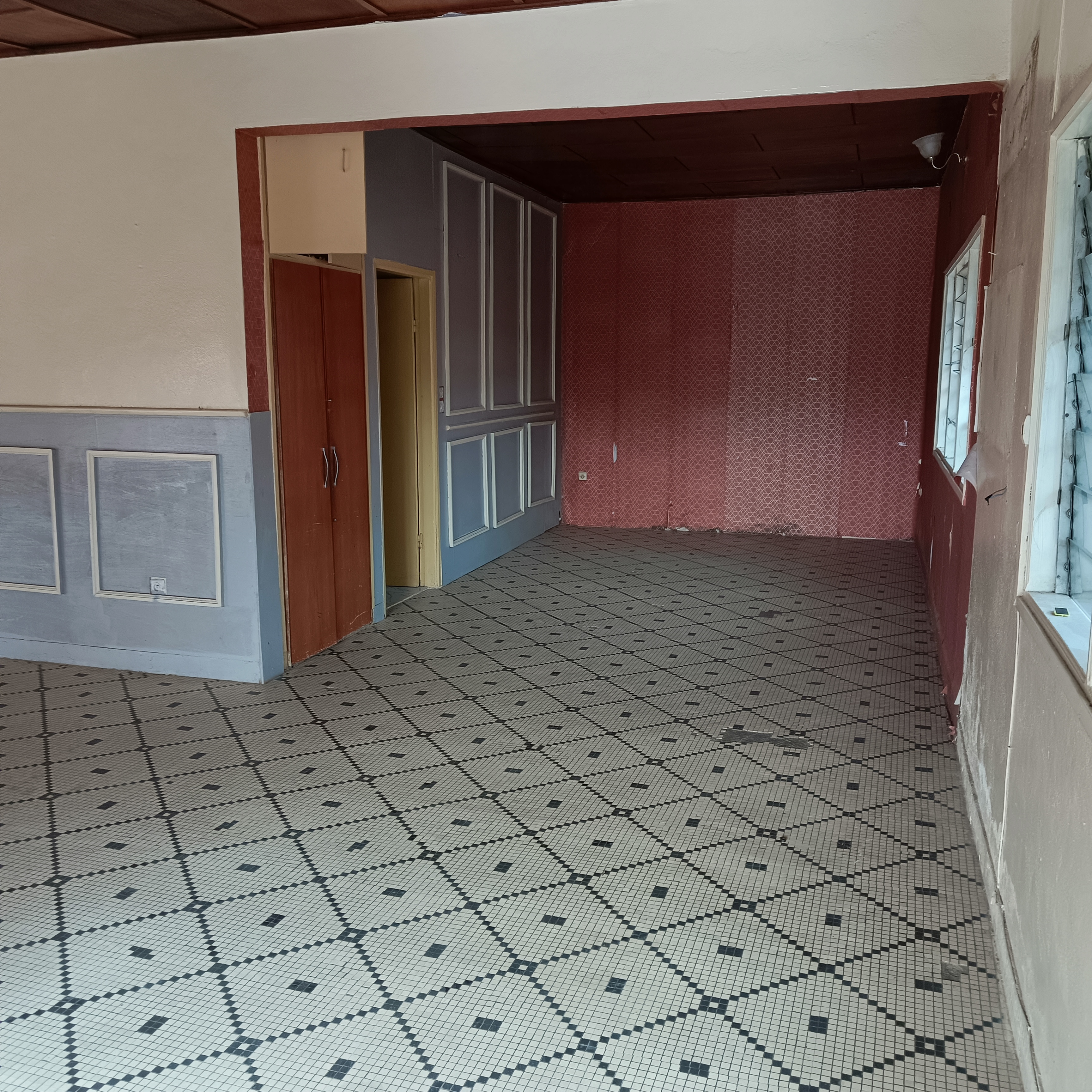 Maison (Villa) à vendre - Yaoundé, Bastos, Bastos ( maison avec 4 chambres,une dépendance) - 1 salon(s), 4 chambre(s), 3 salle(s) de bains - 400 000 000 FCFA