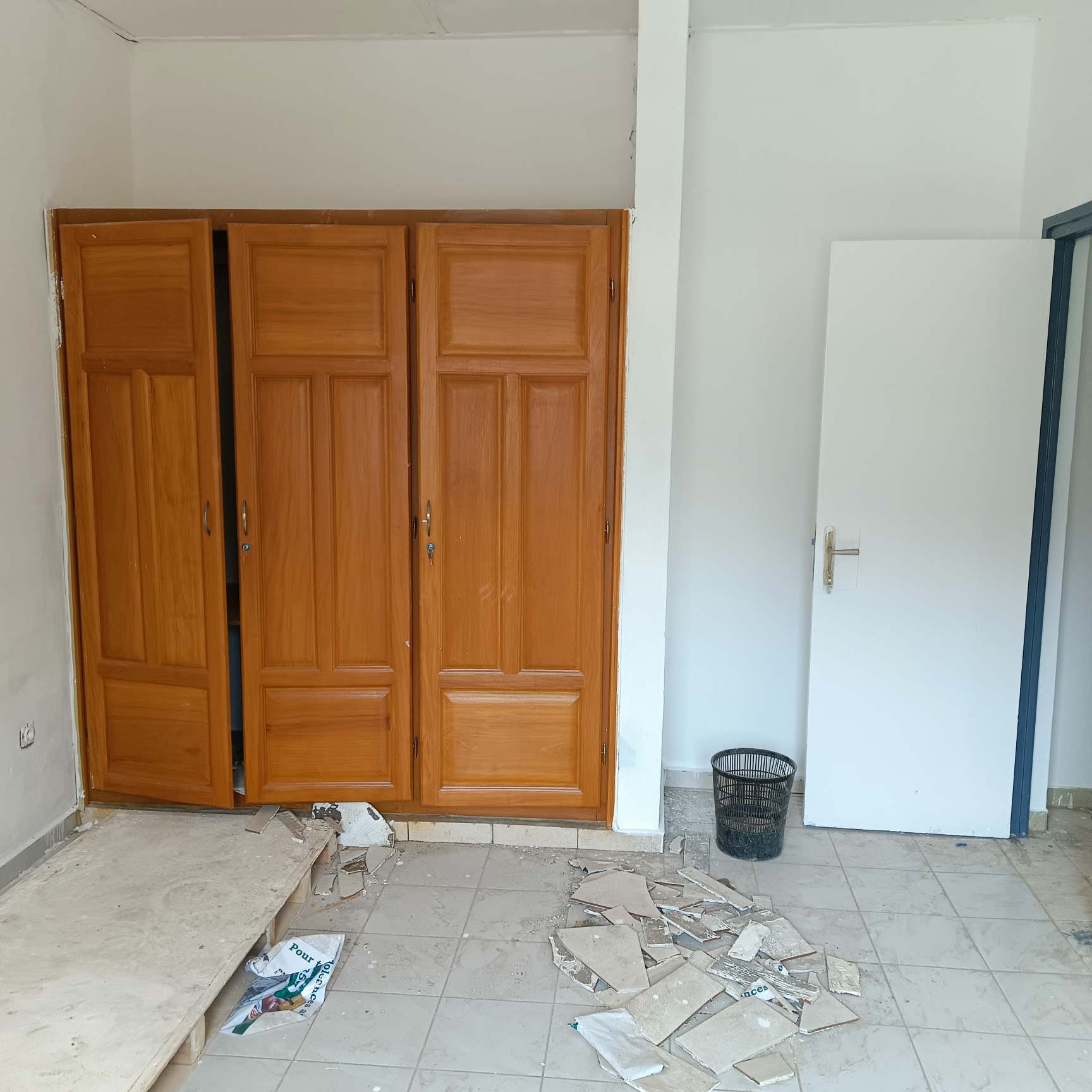 Maison (Villa) à louer - Yaoundé, Bastos, Bastos - 1 salon(s), 4 chambre(s), 3 salle(s) de bains - 1 500 000 FCFA / mois