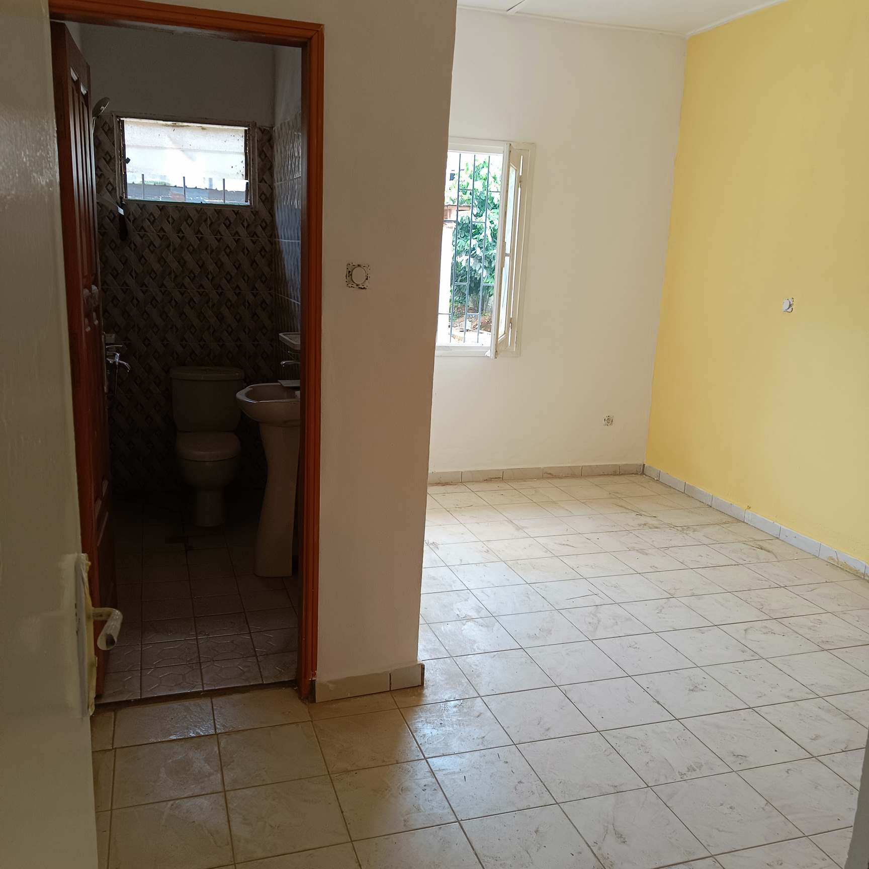 Bureau à louer à Yaoundé, Bastos, Bastos - 500 m2 - 1 500 000 FCFA