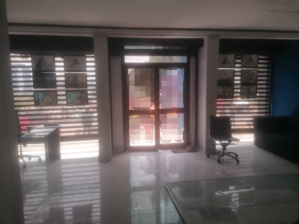 Shop to rent at Yaoundé, Bastos, Local -  m2 - 1 000 000 FCFA