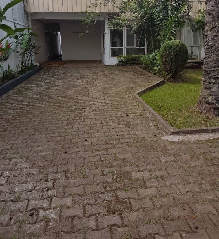 Maison (Villa) à louer - Yaoundé, Bastos, Bastos - 1 salon(s), 5 chambre(s), 5 salle(s) de bains - 2 000 000 FCFA / mois