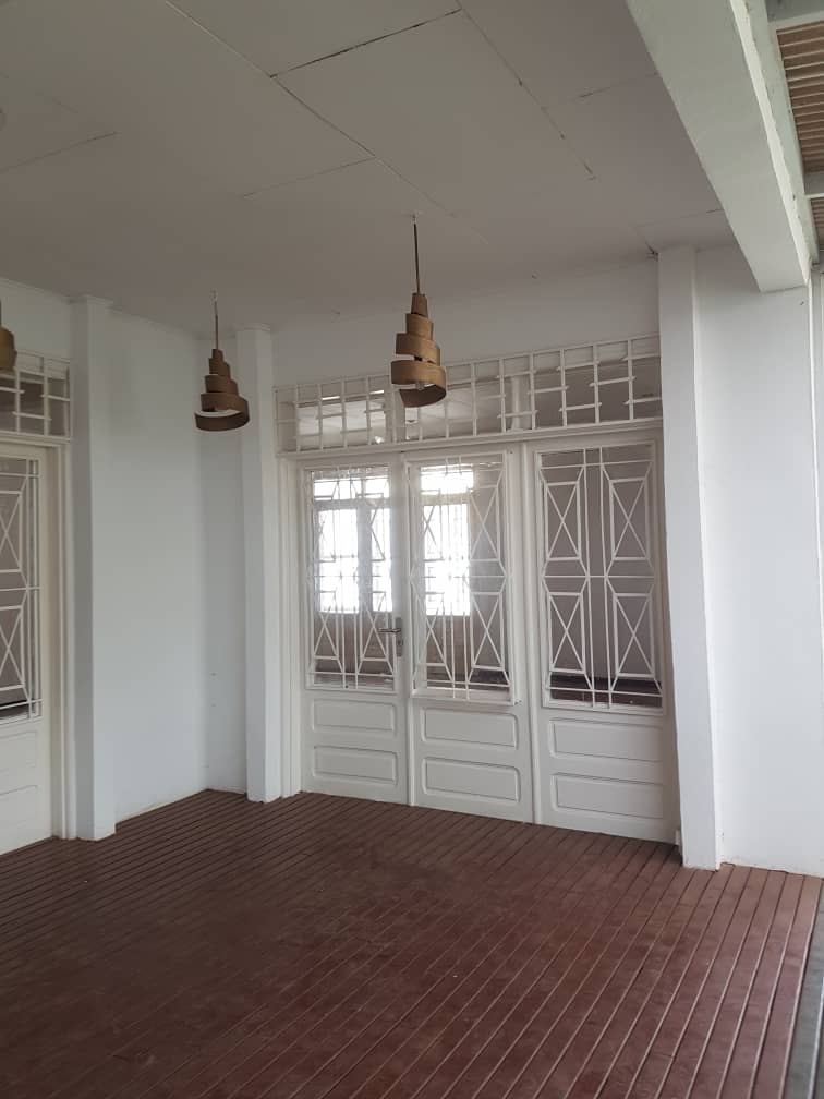 Maison (Villa) à louer - Yaoundé, Bastos, Bastos - 1 salon(s), 5 chambre(s), 5 salle(s) de bains - 2 000 000 FCFA / mois