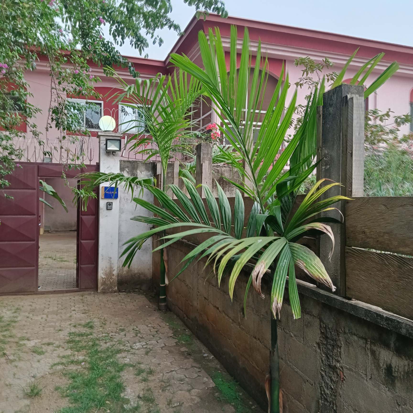 House (Duplex) to rent - Yaoundé, Bastos, Vers dragage - 2 living room(s), 4 bedroom(s), 4 bathroom(s) - 1 500 000 FCFA / month