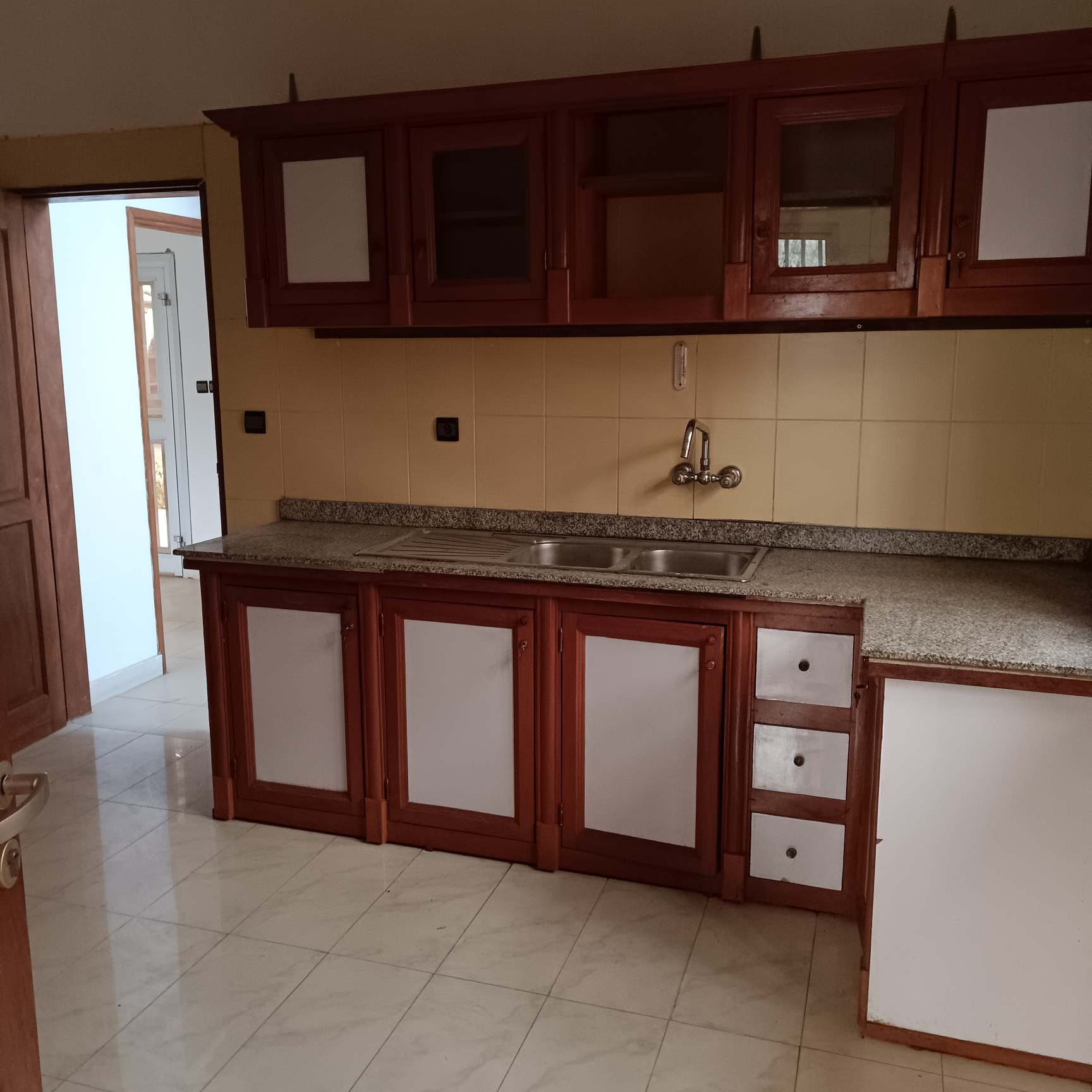 Office to rent at Yaoundé, Bastos, Vers dragage - 400 m2 - 1 500 000 FCFA