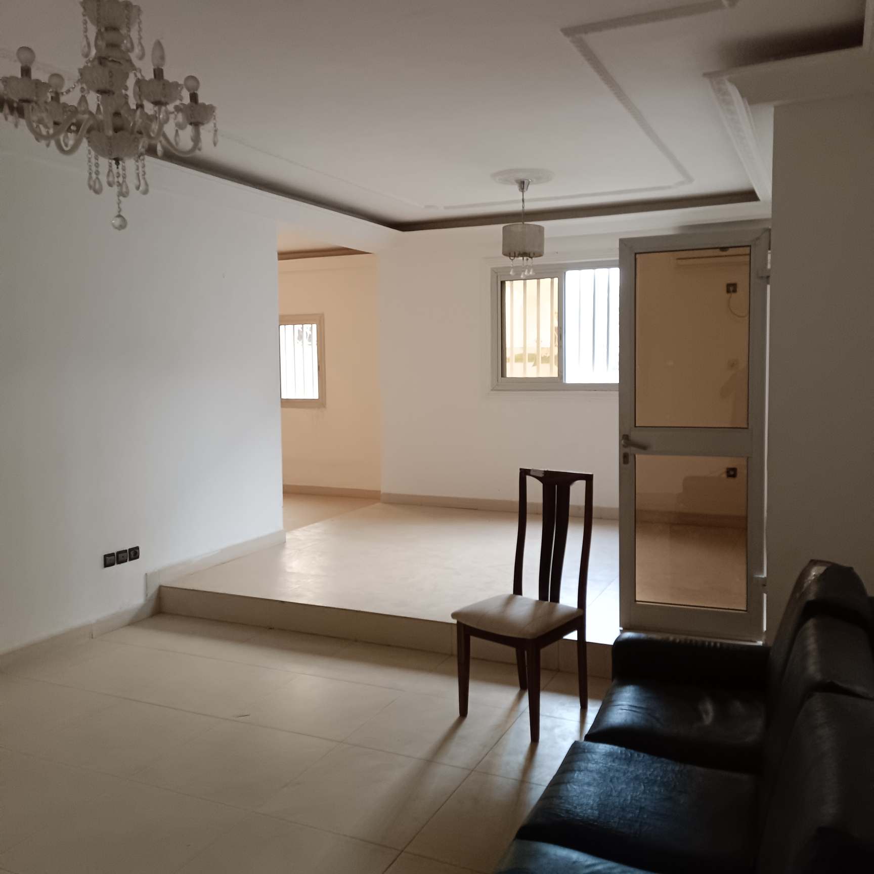 Maison (Villa) à vendre - Yaoundé, Bastos, Dragage - 2 salon(s), 4 chambre(s), 4 salle(s) de bains - 300 000 000 FCFA