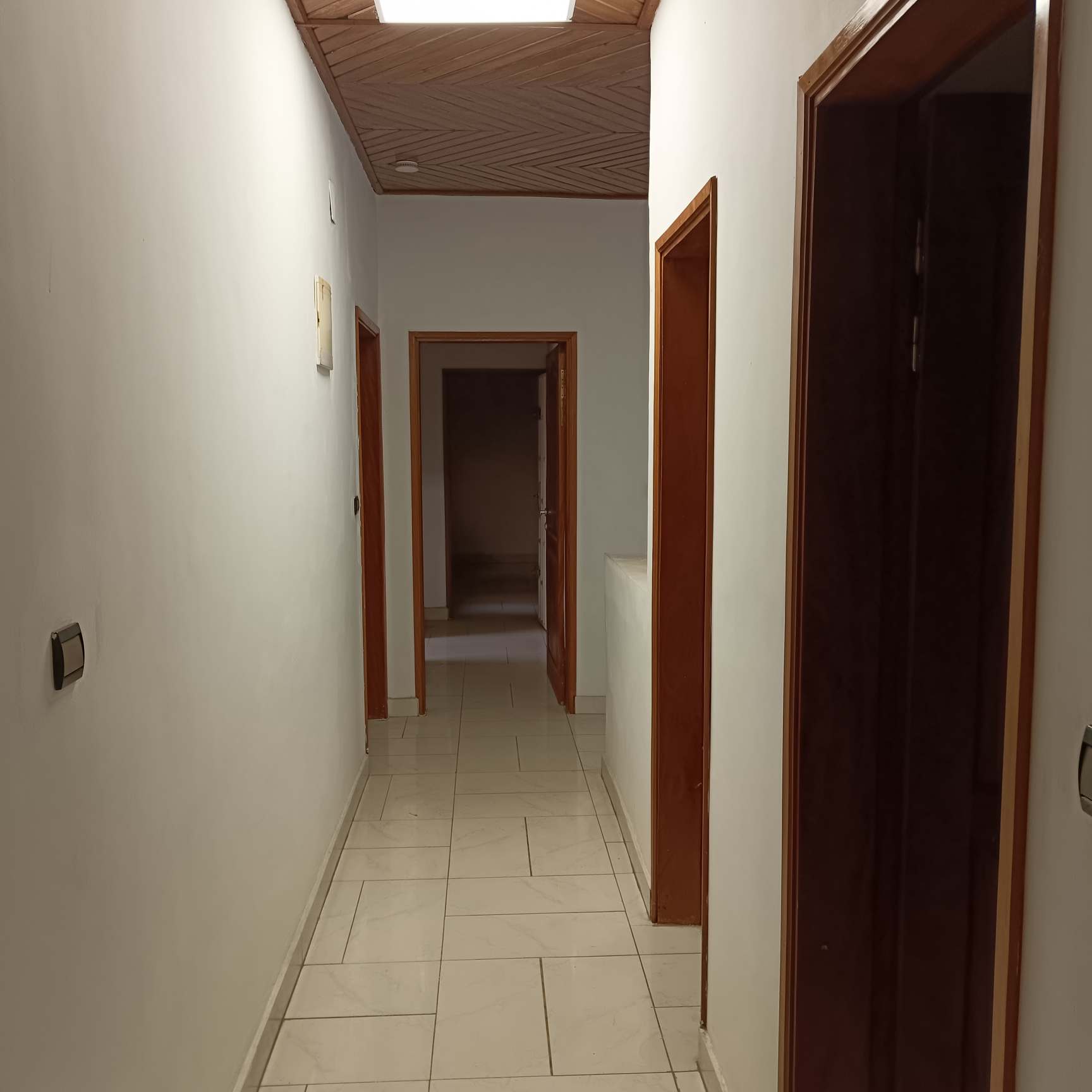 Maison (Villa) à vendre - Yaoundé, Bastos, Dragage - 2 salon(s), 4 chambre(s), 4 salle(s) de bains - 300 000 000 FCFA