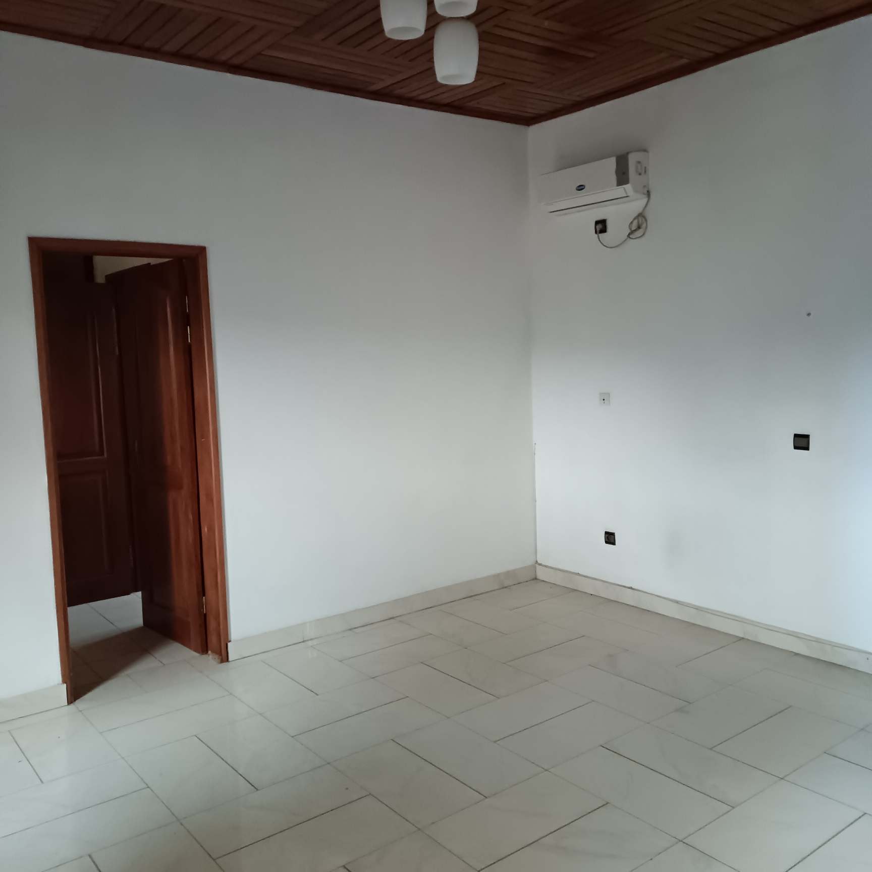 Maison (Villa) à vendre - Yaoundé, Bastos, Dragage - 2 salon(s), 4 chambre(s), 4 salle(s) de bains - 300 000 000 FCFA