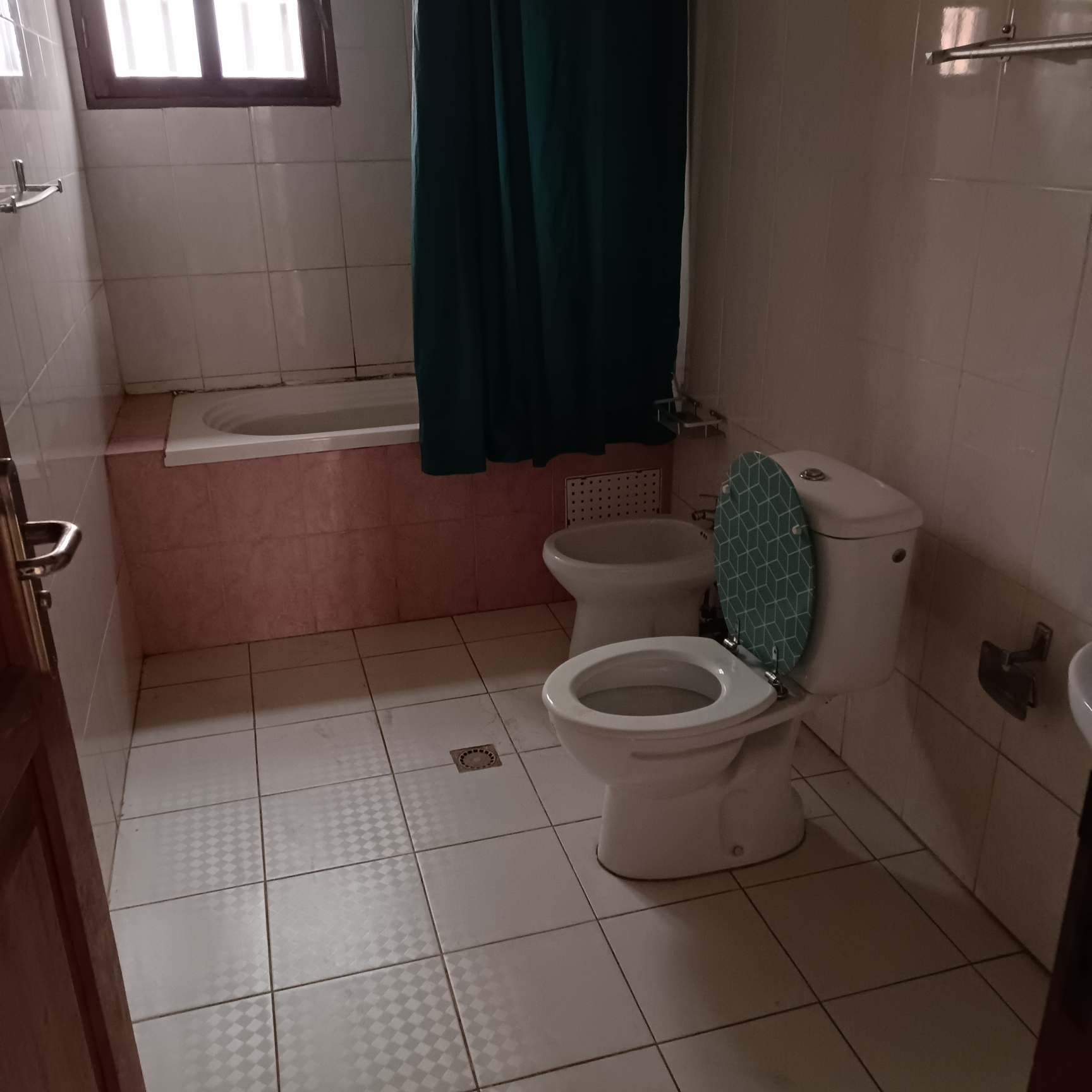 Maison (Villa) à vendre - Yaoundé, Bastos, Dragage - 2 salon(s), 4 chambre(s), 4 salle(s) de bains - 300 000 000 FCFA