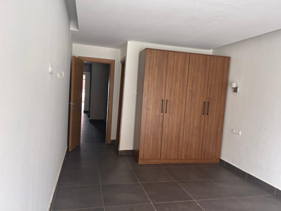 Apartment to rent - Yaoundé, Bastos, Golf - 1 living room(s), 3 bedroom(s), 4 bathroom(s) - 1 500 000 FCFA / month