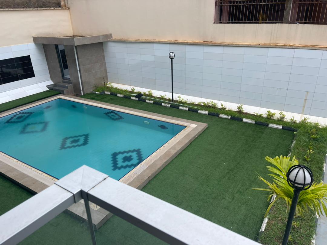 Apartment to rent - Yaoundé, Bastos, Golf - 1 living room(s), 3 bedroom(s), 4 bathroom(s) - 1 500 000 FCFA / month