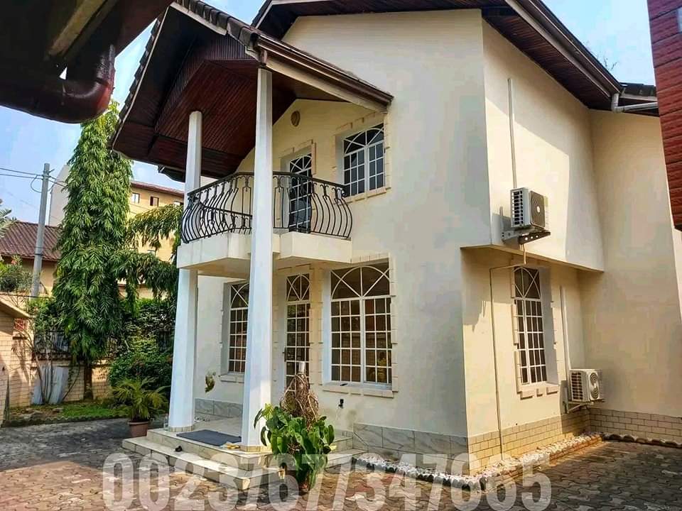 Maison (Villa) à louer - Douala, Bonapriso, Résidentiel et calme - 1 salon(s), 4 chambre(s), 3 salle(s) de bains - 1 300 000 FCFA / mois