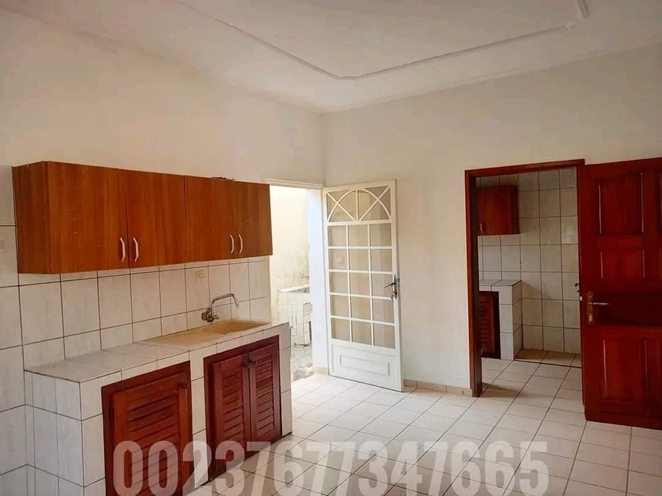 Maison (Villa) à louer - Douala, Bonapriso, Résidentiel et calme - 1 salon(s), 4 chambre(s), 3 salle(s) de bains - 1 300 000 FCFA / mois