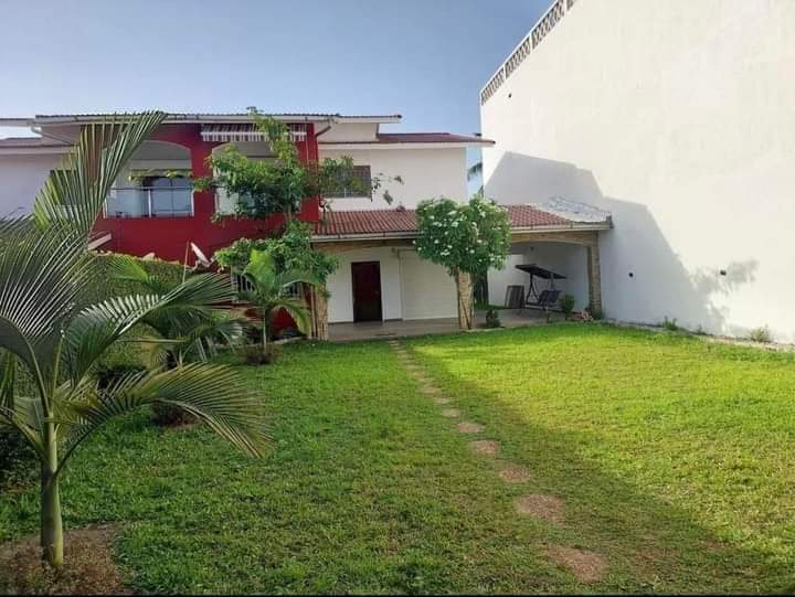 Maison (Villa) à louer - Douala, Bonapriso, Super bien disponible - 1 salon(s), 4 chambre(s), 3 salle(s) de bains - 2 500 000 FCFA / mois
