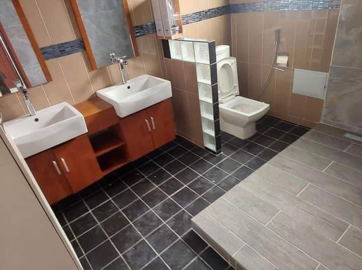 Maison (Villa) à louer - Douala, Bonapriso, Super bien disponible - 1 salon(s), 4 chambre(s), 3 salle(s) de bains - 2 500 000 FCFA / mois