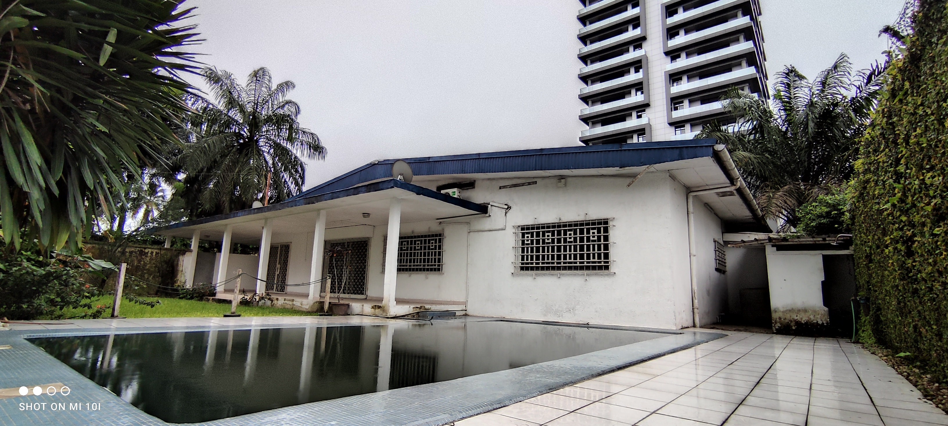 Maison (Villa) à louer - Douala, Bonapriso, Très bien située - 1 salon(s), 4 chambre(s), 3 salle(s) de bains - 2 500 000 FCFA / mois