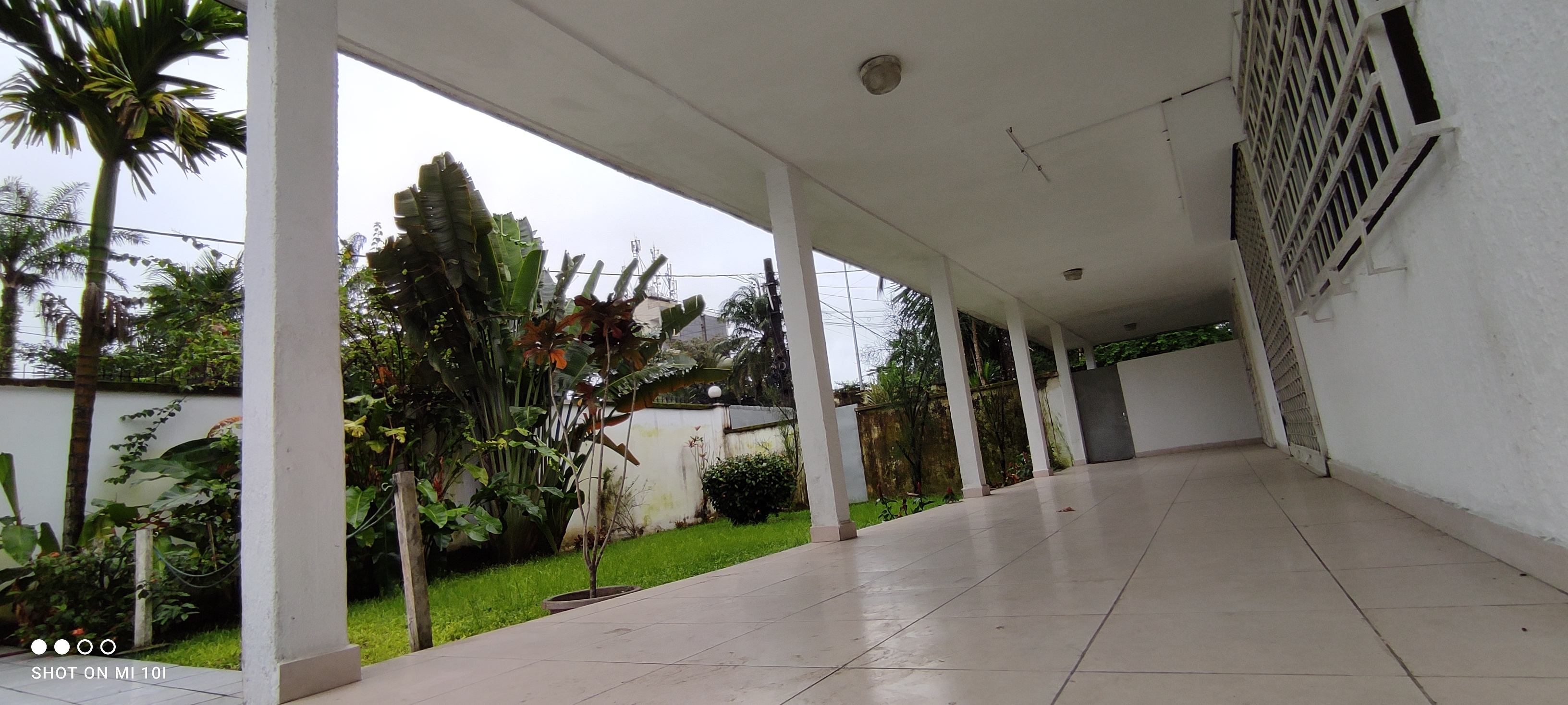 Maison (Villa) à louer - Douala, Bonapriso, Très bien située - 1 salon(s), 4 chambre(s), 3 salle(s) de bains - 2 500 000 FCFA / mois