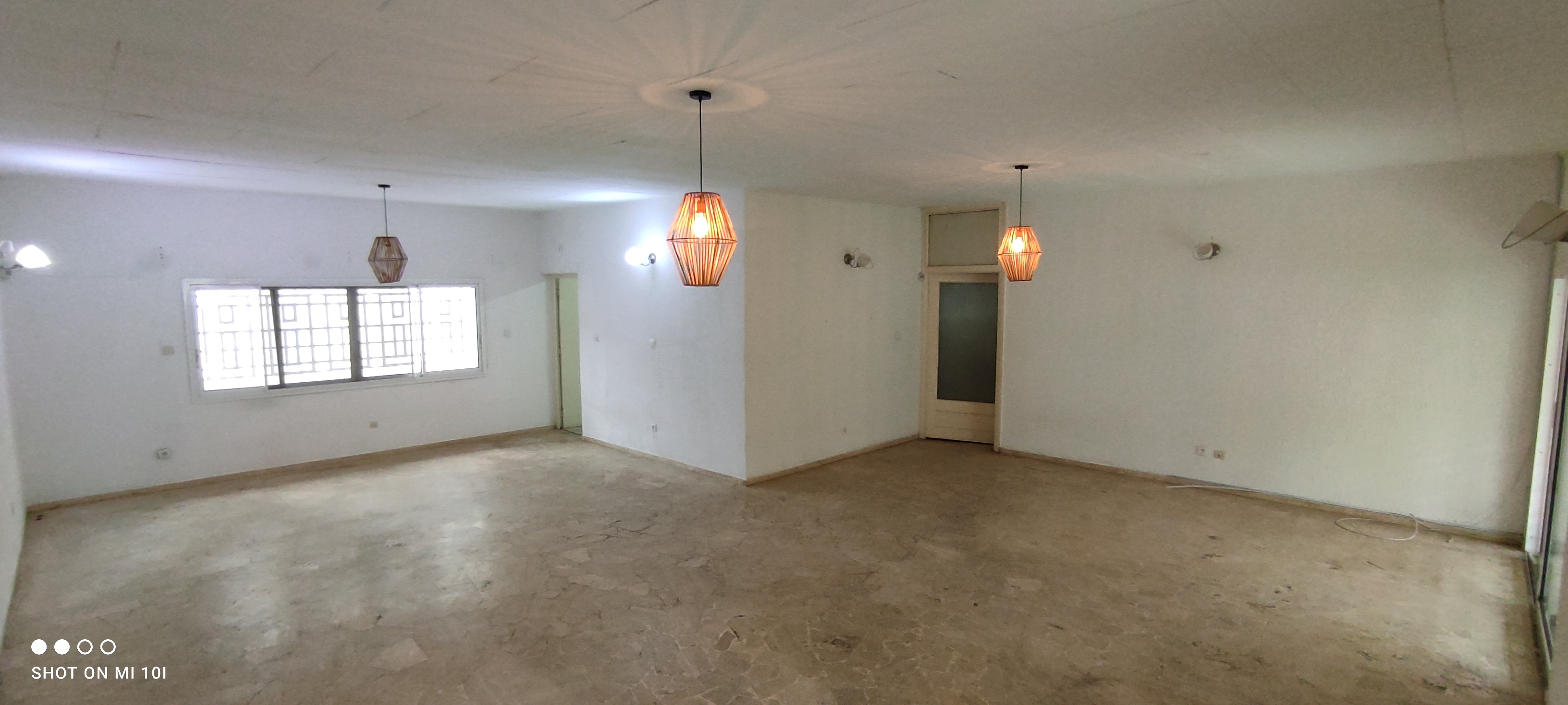 Maison (Villa) à louer - Douala, Bonapriso, Très bien située - 1 salon(s), 4 chambre(s), 3 salle(s) de bains - 2 500 000 FCFA / mois
