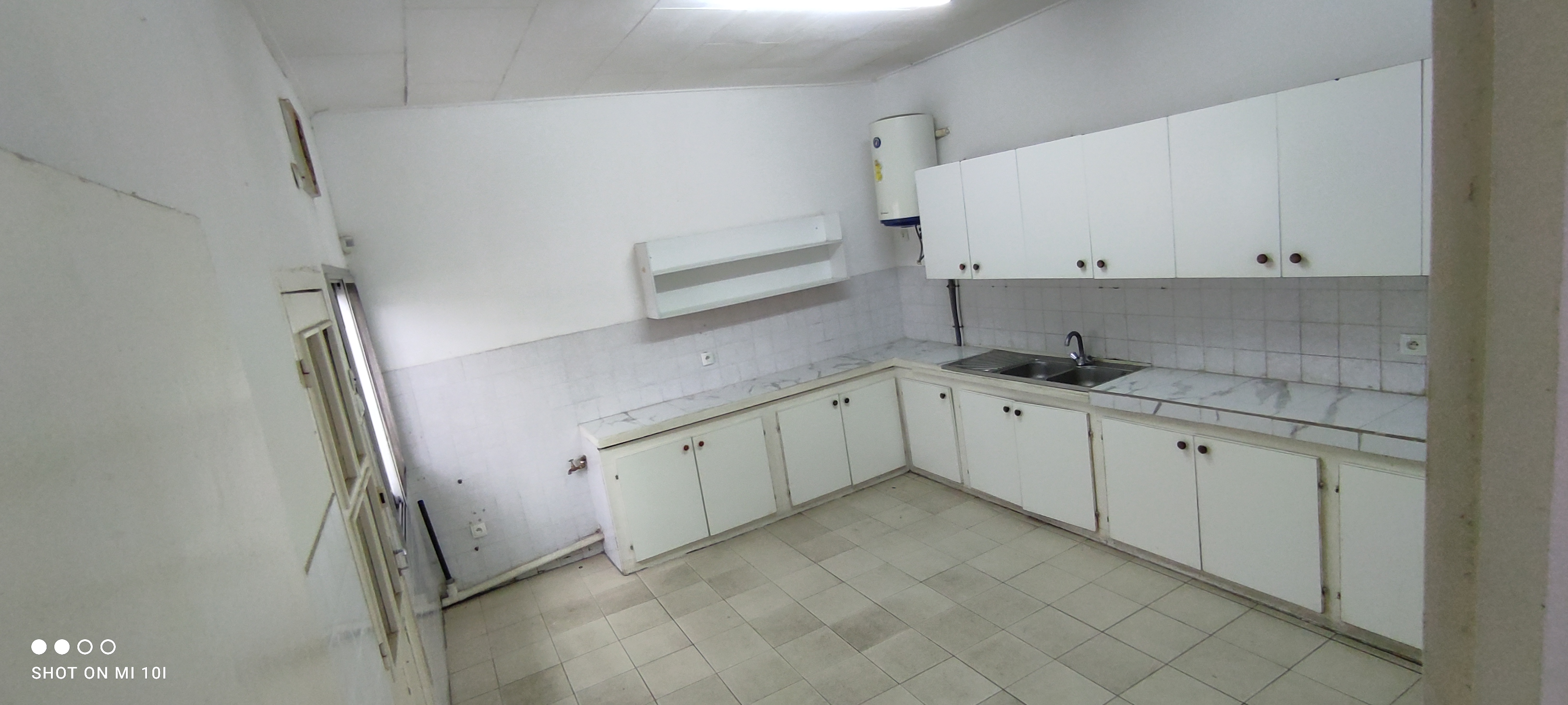 Maison (Villa) à louer - Douala, Bonapriso, Très bien située - 1 salon(s), 4 chambre(s), 3 salle(s) de bains - 2 500 000 FCFA / mois