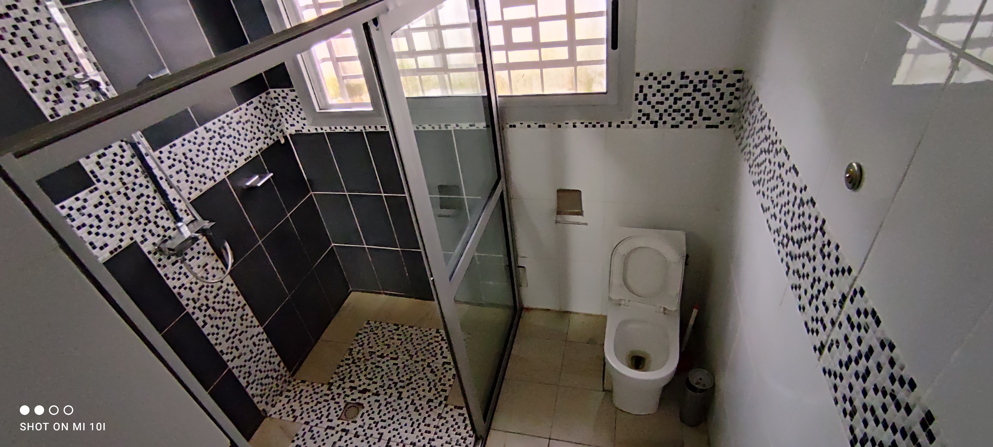 Maison (Villa) à louer - Douala, Bonapriso, Très bien située - 1 salon(s), 4 chambre(s), 3 salle(s) de bains - 2 500 000 FCFA / mois