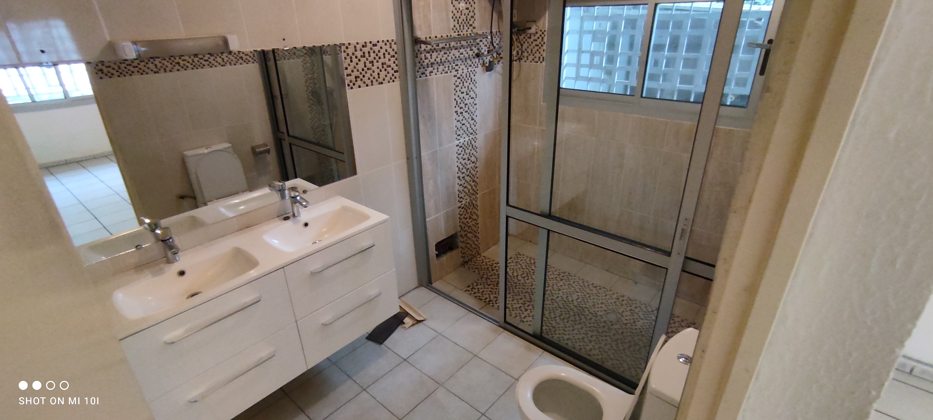Maison (Villa) à louer - Douala, Bonapriso, Très bien située - 1 salon(s), 4 chambre(s), 3 salle(s) de bains - 2 500 000 FCFA / mois