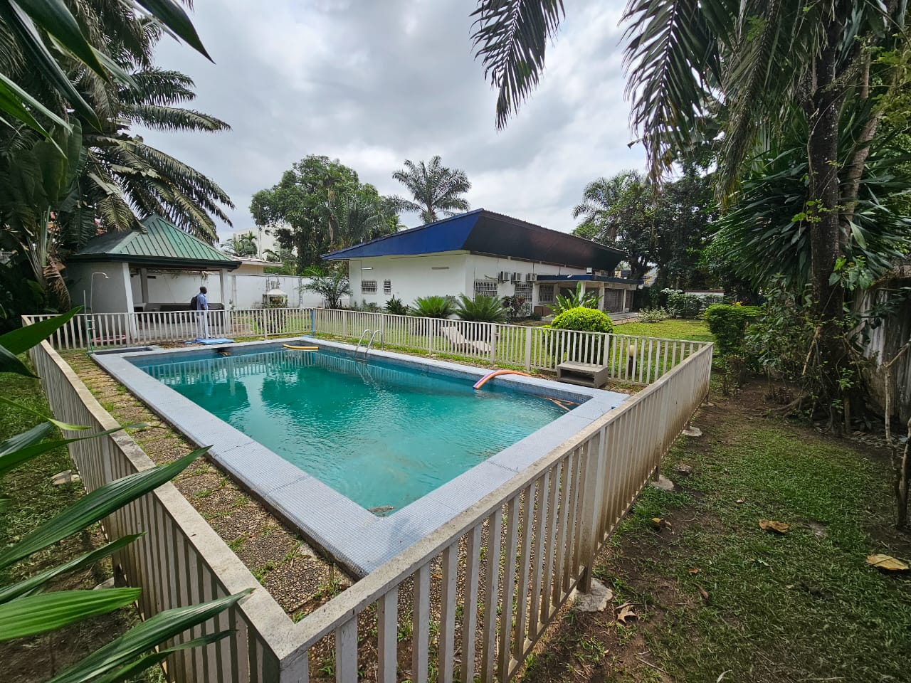 Maison (Villa) à louer - Douala, Bonapriso, En plein coeur  de Bonapriso - 1 salon(s), 4 chambre(s), 3 salle(s) de bains - 3 000 000 FCFA / mois