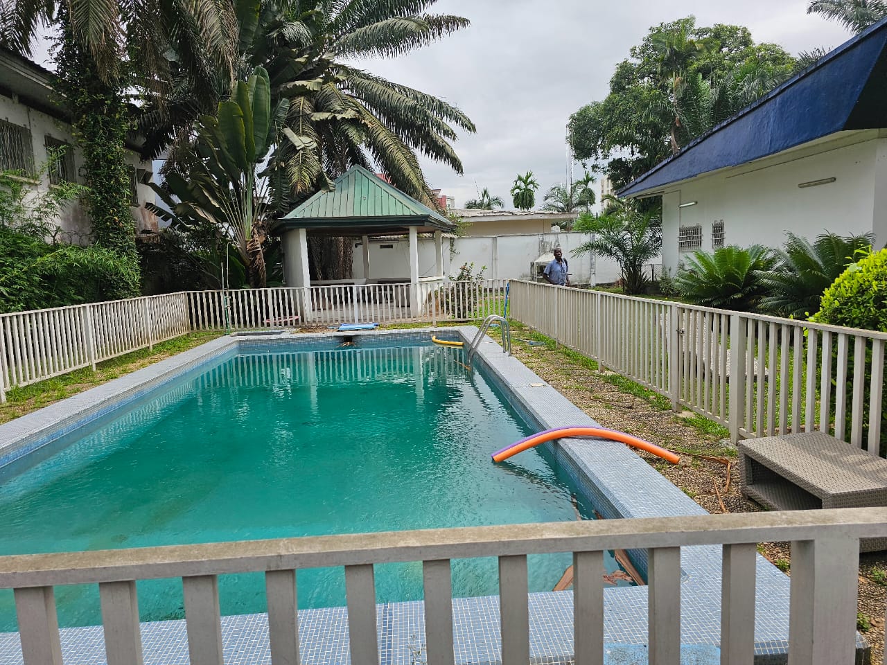 Maison (Villa) à louer - Douala, Bonapriso, En plein coeur  de Bonapriso - 1 salon(s), 4 chambre(s), 3 salle(s) de bains - 3 000 000 FCFA / mois