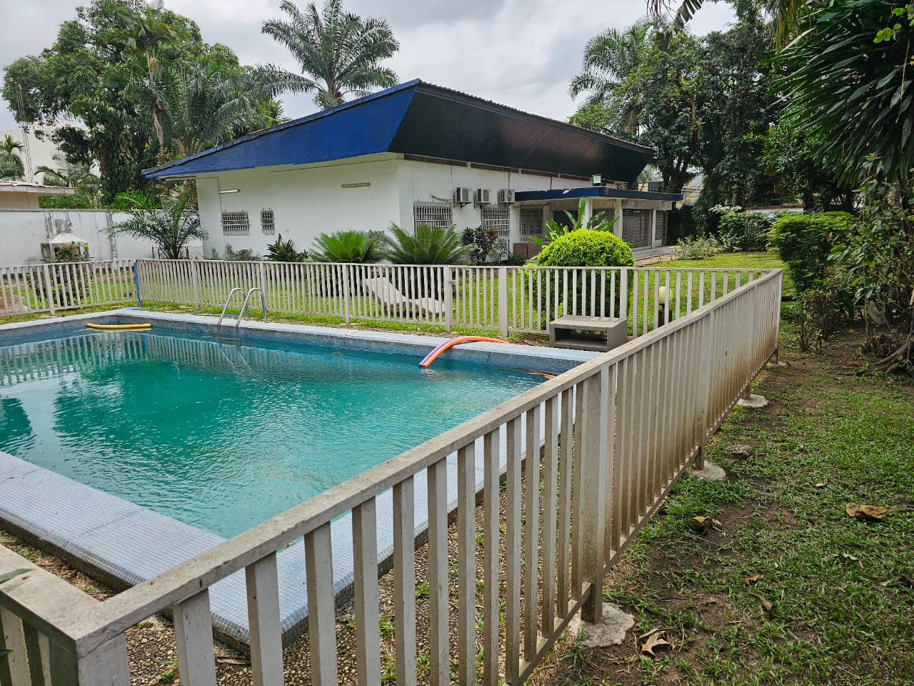 Maison (Villa) à louer - Douala, Bonapriso, En plein coeur  de Bonapriso - 1 salon(s), 4 chambre(s), 3 salle(s) de bains - 3 000 000 FCFA / mois