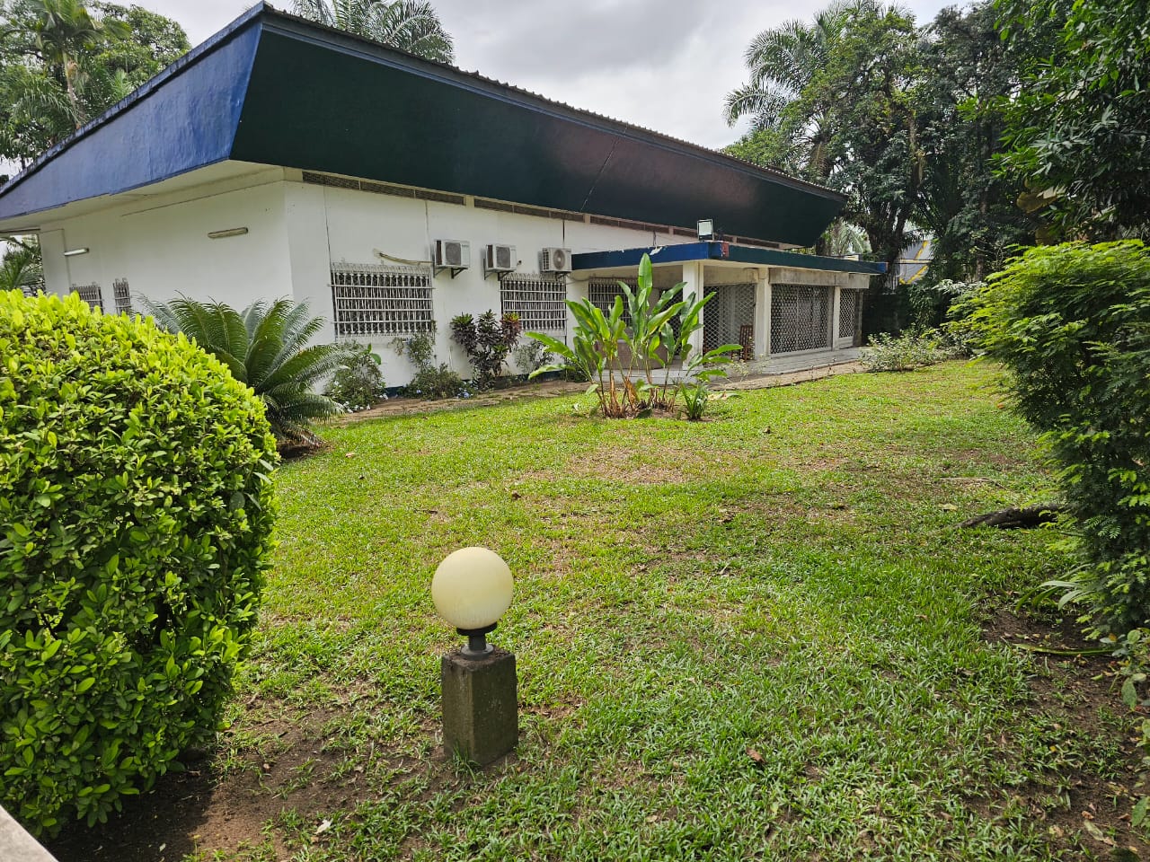 Maison (Villa) à louer - Douala, Bonapriso, En plein coeur  de Bonapriso - 1 salon(s), 4 chambre(s), 3 salle(s) de bains - 3 000 000 FCFA / mois