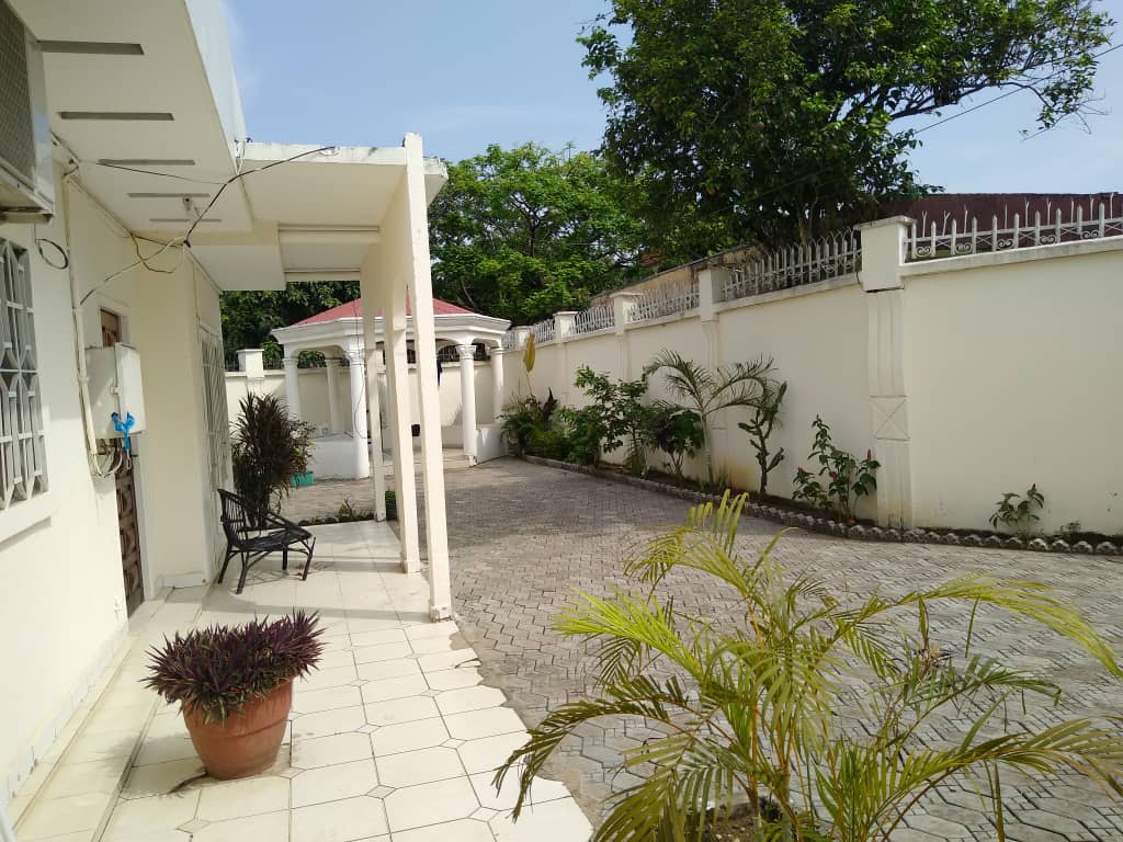 Maison (Villa) à louer - Douala, Bonamoussadi, H - 1 salon(s), 3 chambre(s), 2 salle(s) de bains - 300 000 FCFA / mois