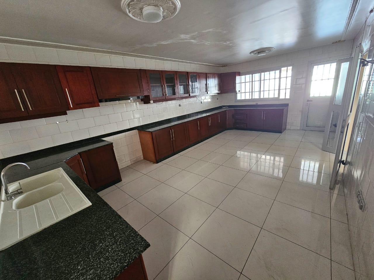 Maison (Villa) à louer - Douala, Bonapriso, Maison au standing DG avec 05 chambres 06 salles de bain - 1 salon(s), 4 chambre(s), 3 salle(s) de bains - 3 500 000 FCFA / mois