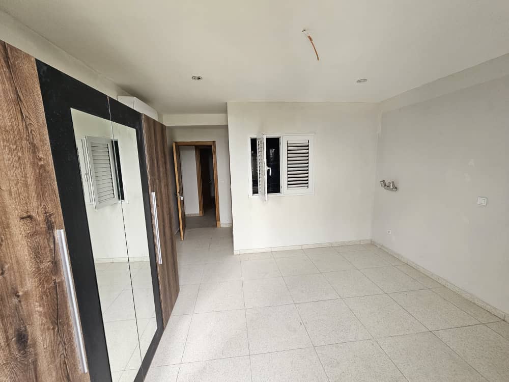 Apartment to rent - Douala, Bonapriso, 03 chambres 03 salles de bain Piscine salle de gym et autre - 1 living room(s), 3 bedroom(s), 2 bathroom(s) - 1 700 000 FCFA / month