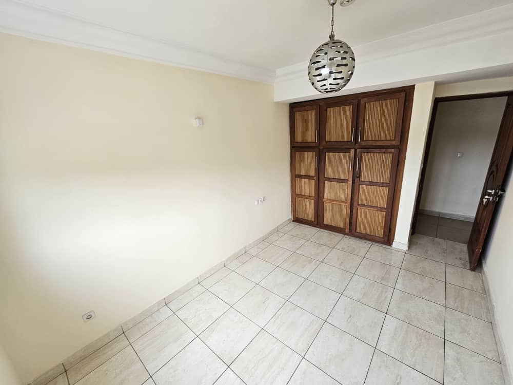 Apartment to rent - Douala, Bonapriso, Vers Starland hotel - 1 living room(s), 3 bedroom(s), 2 bathroom(s) - 1 200 000 FCFA / month