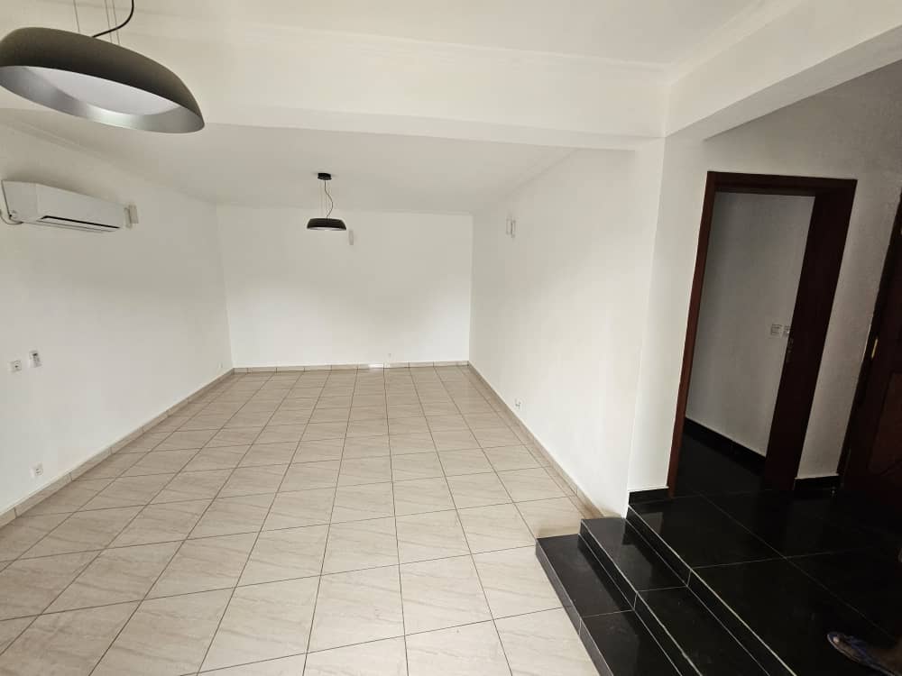 Apartment to rent - Douala, Bonapriso, Rue njo njo - 1 living room(s), 3 bedroom(s), 2 bathroom(s) - 1 500 000 FCFA / month