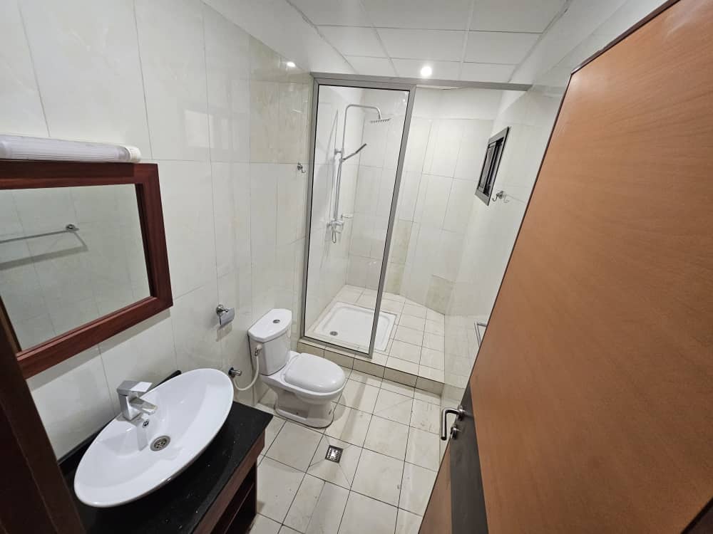 Apartment to rent - Douala, Bonapriso, Rue njo njo - 1 living room(s), 3 bedroom(s), 2 bathroom(s) - 1 500 000 FCFA / month