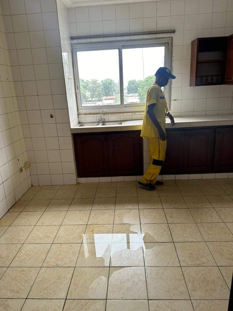 Apartment to rent - Douala, Bonapriso, Rue tokoto - 1 living room(s), 3 bedroom(s), 2 bathroom(s) - 850 000 FCFA / month