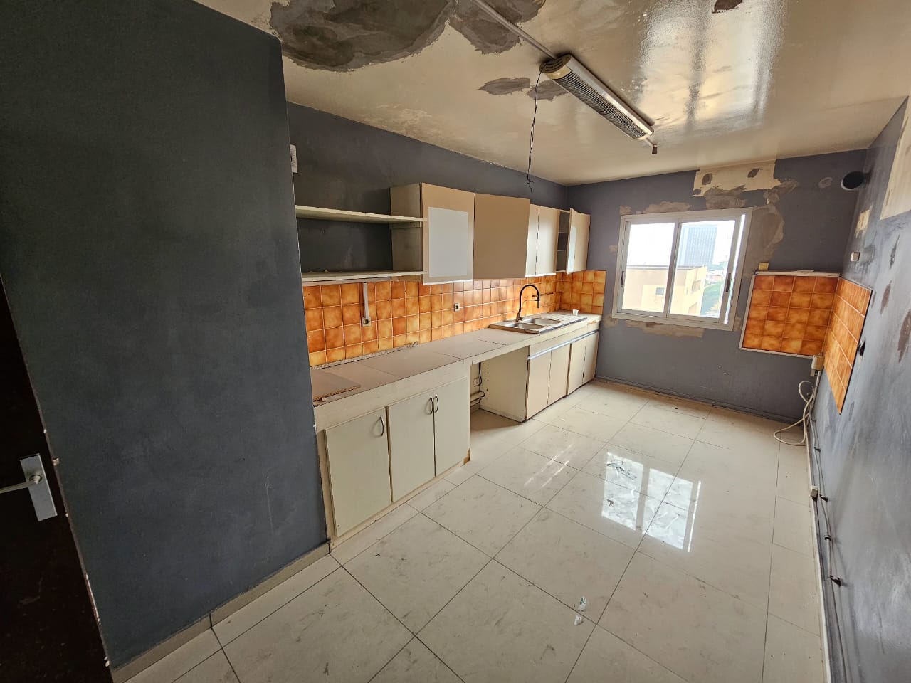 Apartment to rent - Douala, Bonanjo, 03 chambres 03 salles de bain - 1 living room(s), 3 bedroom(s), 2 bathroom(s) - 1 200 000 FCFA / month