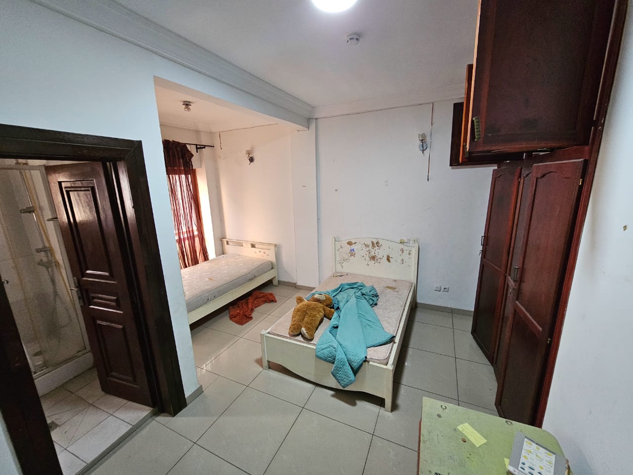 Apartment to rent - Douala, Bonanjo, 04 chambres 05 salles de bain très grand appartement familiale - 1 living room(s), 3 bedroom(s), 2 bathroom(s) - 1 300 000 FCFA / month