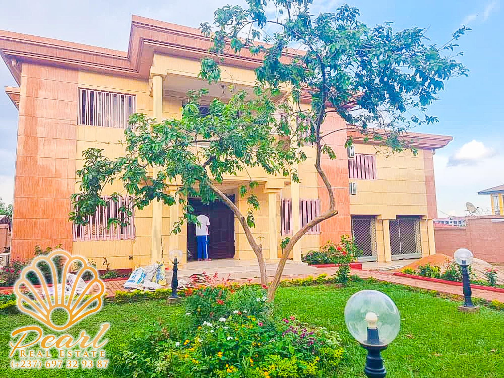 House (Villa) to rent - Yaoundé, Bastos, Golf - 2 living room(s), 5 bedroom(s), 6 bathroom(s) - 5 000 000 FCFA / month