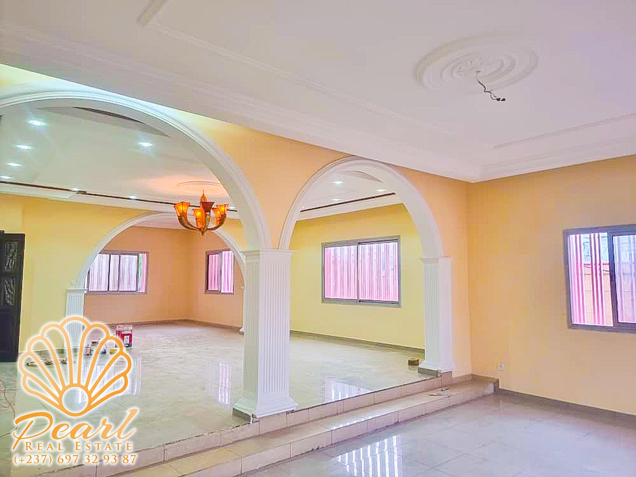 Maison (Villa) à louer - Yaoundé, Bastos, Golf - 2 salon(s), 5 chambre(s), 6 salle(s) de bains - 5 000 000 FCFA / mois