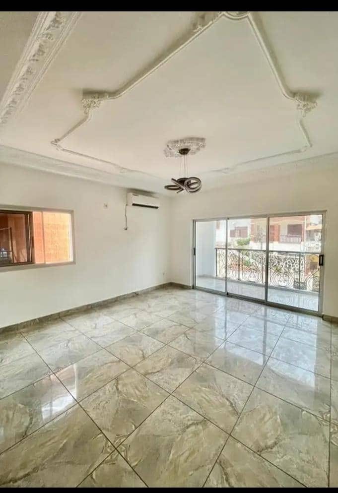 Appartement à louer - Yaoundé, Bastos, bastos - 1 salon(s), 2 chambre(s), 3 salle(s) de bains - 300 000 FCFA / mois