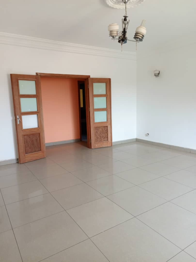 Apartment to rent - Yaoundé, Bastos, Bastos centre - 1 living room(s), 3 bedroom(s), 3 bathroom(s) - 400 000 FCFA / month