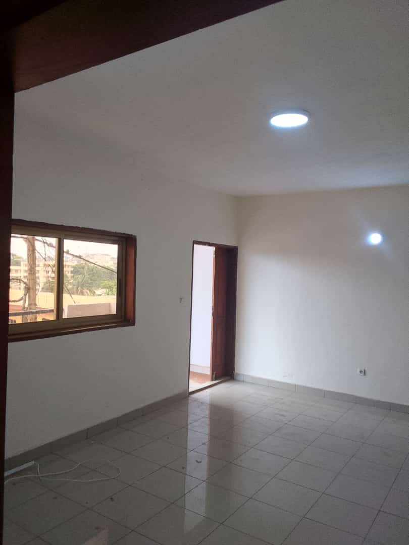 Appartement à louer - Yaoundé, Bastos, Pas loin de la route principale - 1 salon(s), 2 chambre(s), 2 salle(s) de bains - 180 000 FCFA / mois