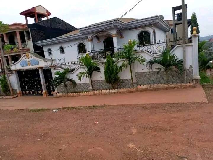 Maison (Duplex) à vendre - Yaoundé, Olembe, olembe - 1 salon(s), 5 chambre(s), 5 salle(s) de bains - 90 000 000 FCFA